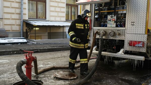 Сотрудник противопожарной службы МЧС РФ ликвидирует последствия пожара в здании консерватории имени П. И. Чайковского в Москве