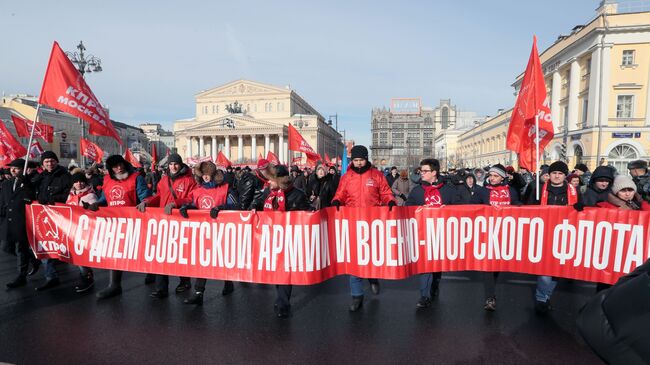 Участники шествия КПРФ, посвященного 101-й годовщине Рабоче-крестьянской Красной армии и Военно-морского флота