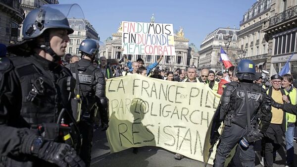 Акция протеста движения автомобилистов желтые жилеты в Париже