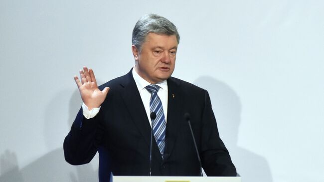 Президент Украины Петр Порошенко выступает во время предвыборной поездки во Львовскую область. 23 февраля 2019