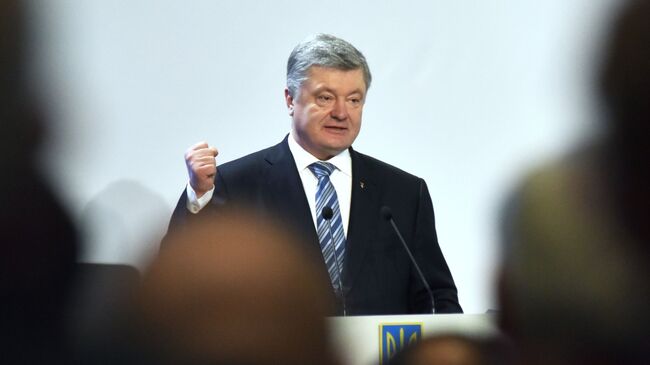 Президент Украины Петр Порошенко выступает в Совете регионального развития Львовщины в рамках своей предвыборной поездки во Львовскую область