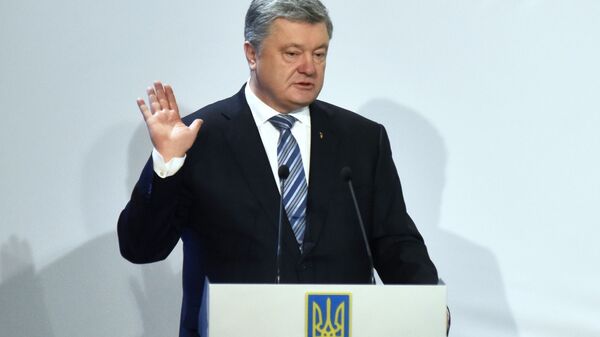 Президент Украины Петр Порошенко выступает в Совете регионального развития Львовщины в рамках своей предвыборной поездки во Львовскую область