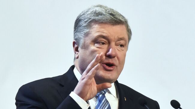 Президент Украины Петр Порошенко выступает в Совете регионального развития Львовщины в рамках своей предвыборной поездки во Львовскую область