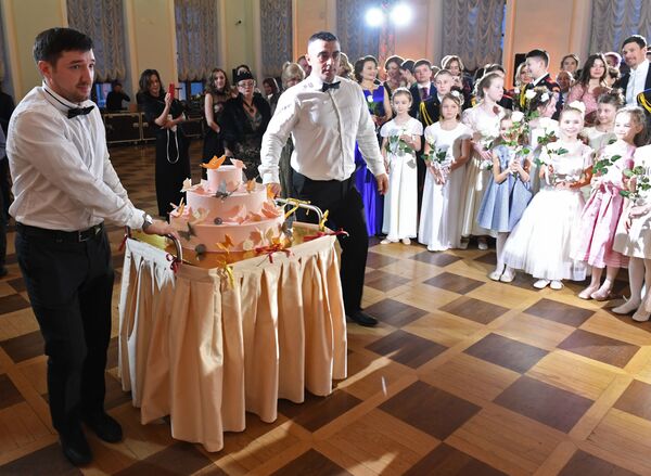 Вынос торта во время Кадетского бала Во славу Отечества! в Доме Пашкова