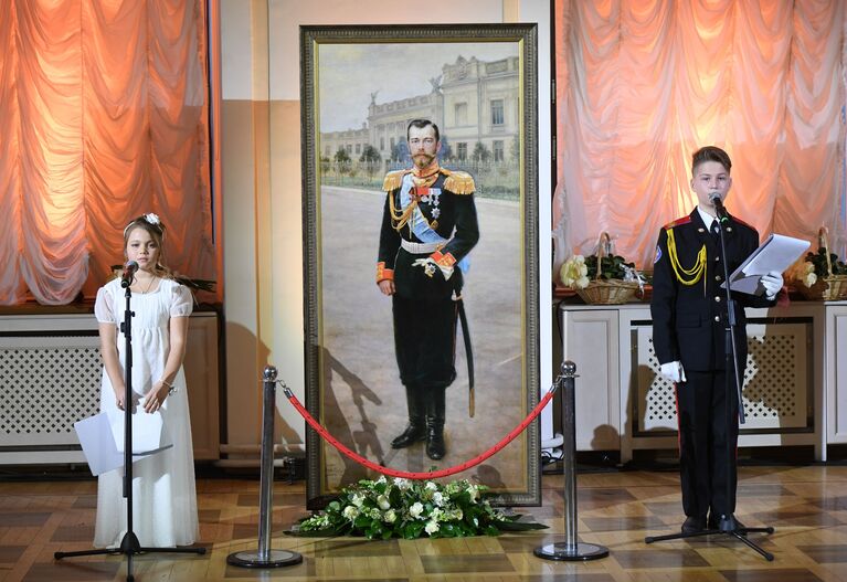 Ведущие во время Кадетского бала, посвященного героям Первой мировой войны, в Доме Пашкова