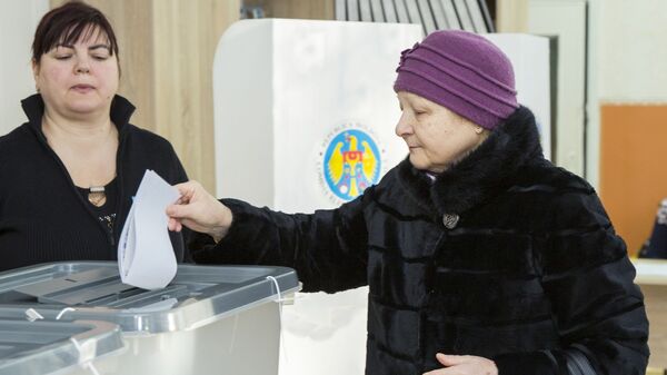 Женщина голосует на парламентских выборах на избирательном участке в Кишиневе. 24 февраля 2019