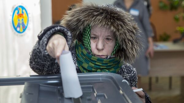 Избирательница голосует на парламентских выборах на избирательном участке в Кишиневе. 24 февраля 2019