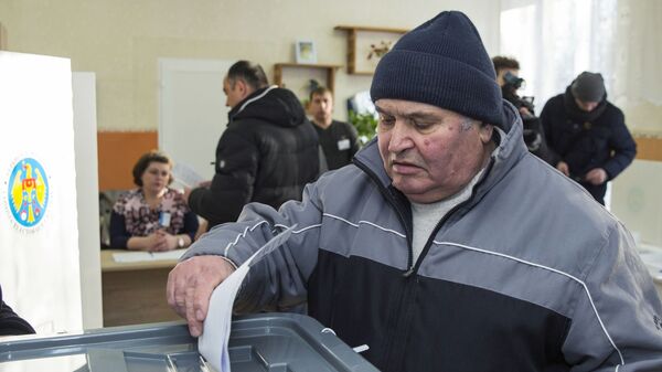 Мужчина голосует на парламентских выборах на избирательном участке в Кишиневе. 24 февраля 2019