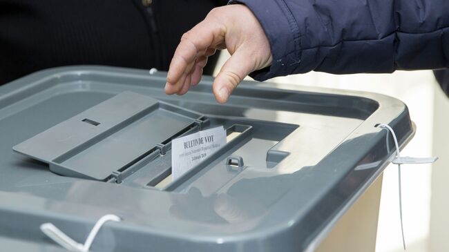 Мужчина голосует на парламентских выборах на избирательном участке в Кишиневе. 24 февраля 2019