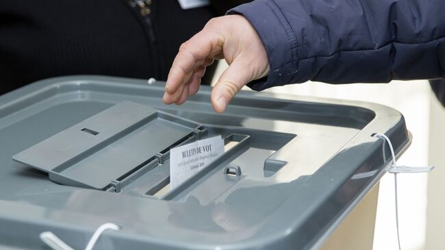 Мужчина голосует на парламентских выборах на избирательном участке в Кишиневе. 24 февраля 2019