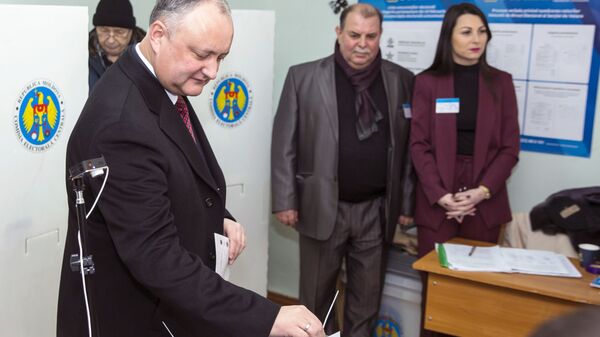 Президент Молдавии Игорь Додон голосует на парламентских выборах на избирательном участке в Кишиневе. 24 февраля 2019