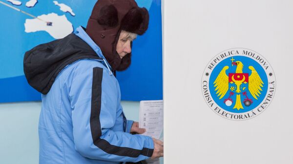 Женщина голосует на парламентских выборах на избирательном участке в Кишиневе. 24 февраля 2019