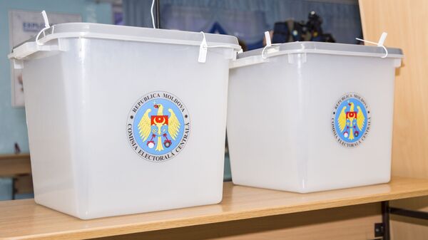 Урны для голосования на избирательном участке в Кишиневе