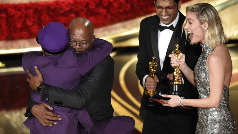 Сэмюэл Л. Джексон обнимает Спайка Ли на церемонии вручения наград премии Оскар-2019