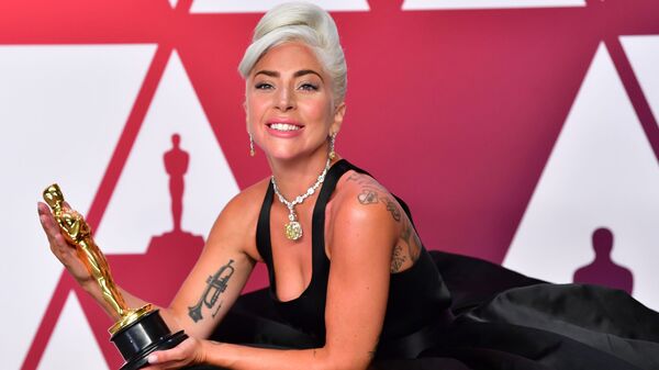 Леди Гага, получившая награду за Лучшую песню, на церемонии вручения наград премии Оскар-2019