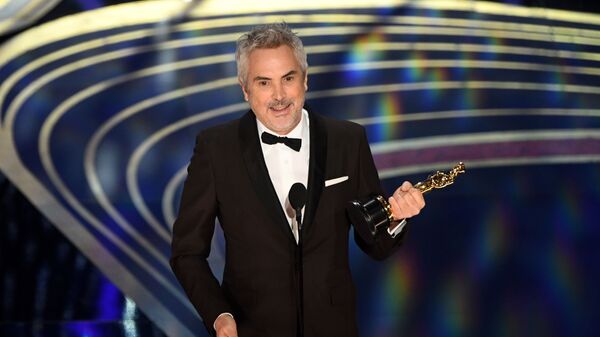 Режиссер Альфонсо Куарон, получивший награду в номинации Лучший фильм на иностранном языке за фильм Рома, на церемонии вручения наград премии Оскар-2019