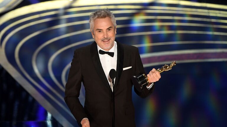 Режиссер Альфонсо Куарон, получивший награду в номинации Лучший фильм на иностранном языке за фильм Рома, на церемонии вручения наград премии Оскар-2019