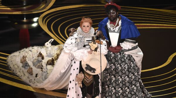 Мелисса Маккарти и Брайан Тайри Генри, победившие в номинации Лучший дизайн костюмов, на церемонии вручения наград премии Оскар-2019