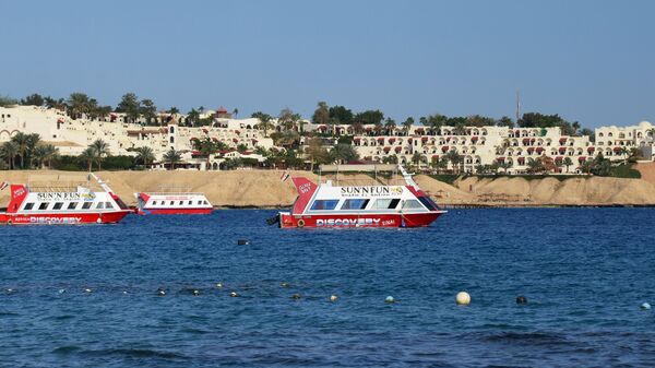 Прогулочные катера возле пляжа в Шарм-эль-Шейхе