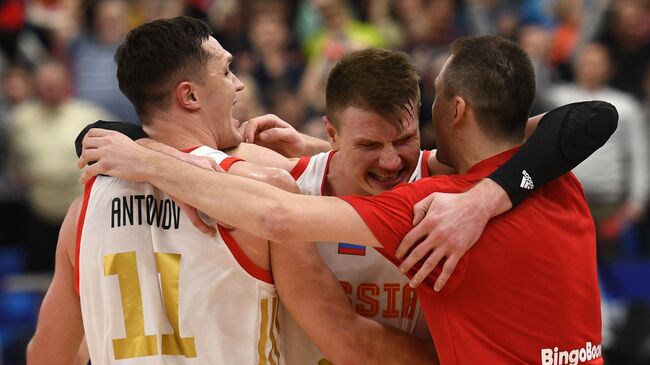 Баскетболисты сборной России Семён Антонов, Андрей Воронцевич и Виталий Фридзон (слева направо)