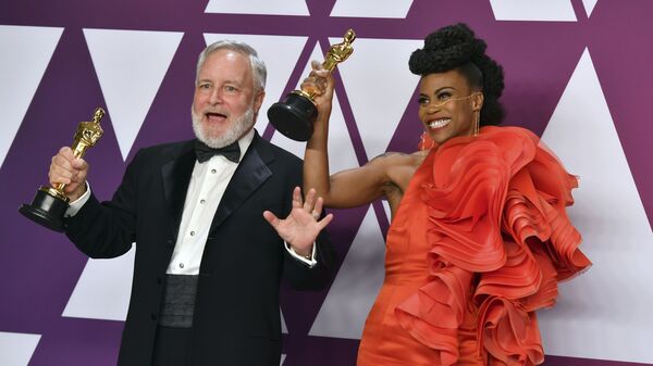 Джей Харт и Ханна Бичлер, получившие награду за Лучшую работу художника-постановщика, на церемонии вручения наград премии Оскар-2019