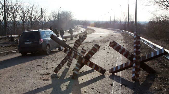 Место подрыва автомобиля в районе контрольного пункта въезда-выезда через линию соприкосновения Еленовка к северу от Донецка. 23 февраля 2019