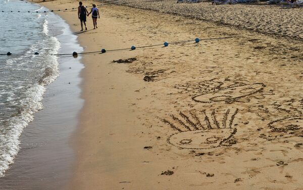 Рисунки на песке на пляже в Шарм-эль-Шейхе
