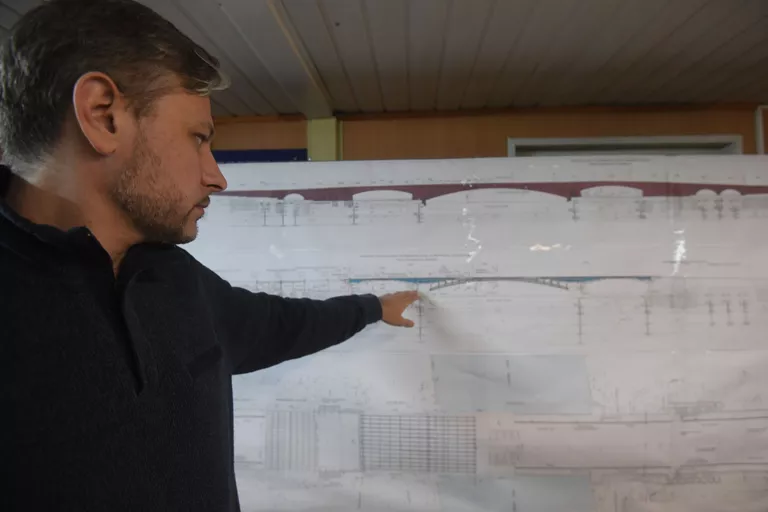 Виталий Еловой у схемы моста Виталий Еловой у схемы моста