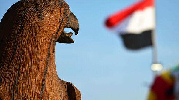 Фигурка орла повернутая в сторону государственного флага Арабской Республики Египет в Шарм-эль-Шейхе