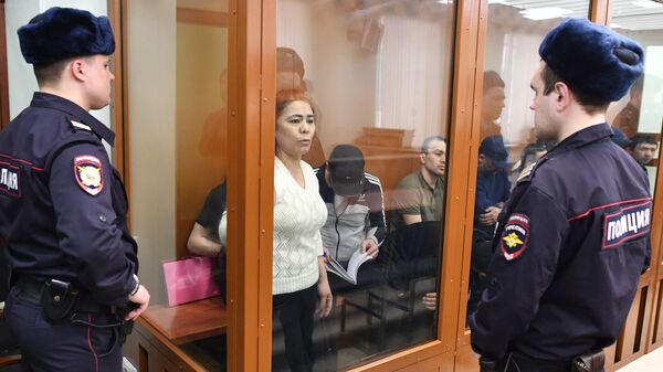 Подозреваемая в соучастии в организации теракта в петербургском метро Шохиста Каримова на заседании в Московском окружном военном суде. 