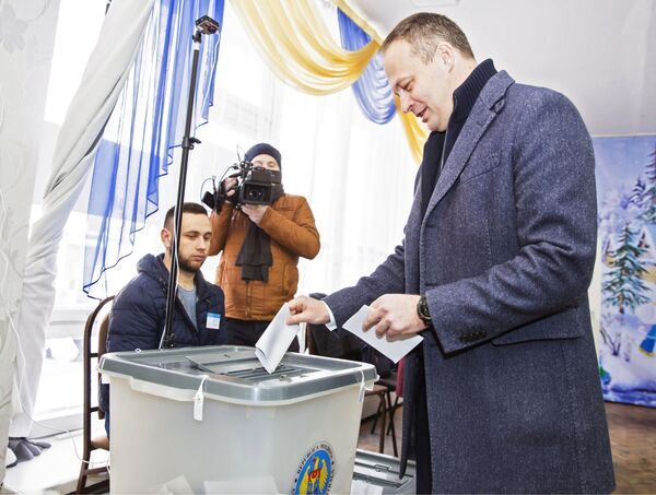 Председатель парламента Республики Молдова Андриан Канду голосует на парламентских выборах на избирательном участке в Кишиневе. 24 февраля 2019 Председатель парламента Республики Молдова Андриан Канду голосует на парламентских выборах на избирательном участке в Кишиневе. 24 февраля 2019