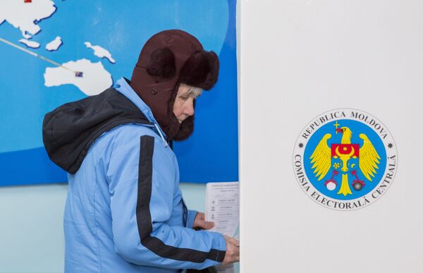 Женщина голосует на парламентских выборах на избирательном участке в Кишиневе. 24 февраля 2019 года Женщина голосует на парламентских выборах на избирательном участке в Кишиневе. 24 февраля 2019 года