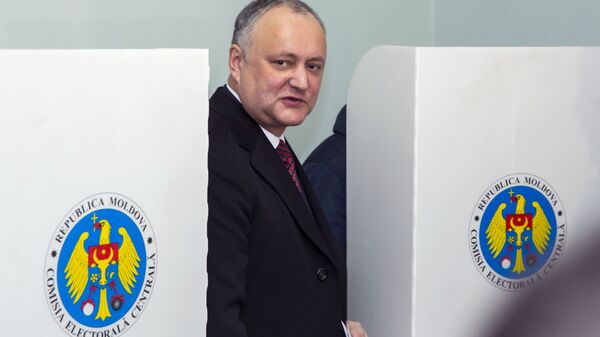 Президент Молдавии Игорь Додон голосует на парламентских выборах на избирательном участке в Кишиневе. 24 февраля 2019 года