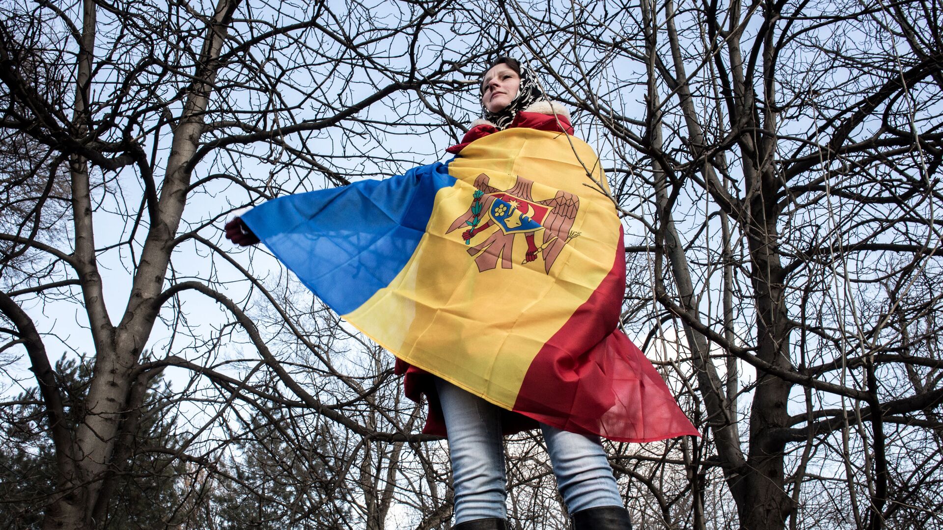 Участница акции протеста оппозиции в Кишиневе в национальном флаге Молдовы - РИА Новости, 1920, 26.02.2019