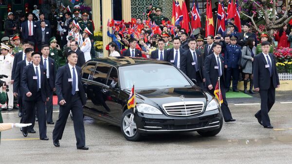 Телохранители рядом с автомобилем лидера КНДР Ким Чен Ына во Вьетнаме. 26 февраля 2019 