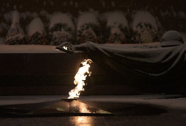 Вечный огонь у могилы Неизвестного солдата в Александровском саду в Москве