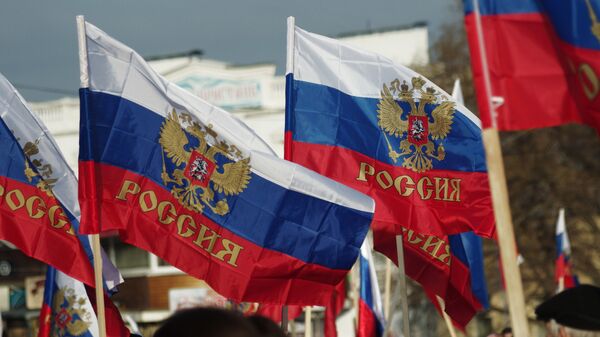 Российские флаги на митинге партии Народная воля в Севастополе