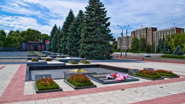Глава Приднестровья возложил цветы к братским могилам советских воинов