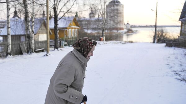 Женщина идет по одной из улиц города Кириллов Вологодской области