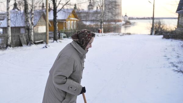Женщина идет по одной из улиц города Кириллов Вологодской области