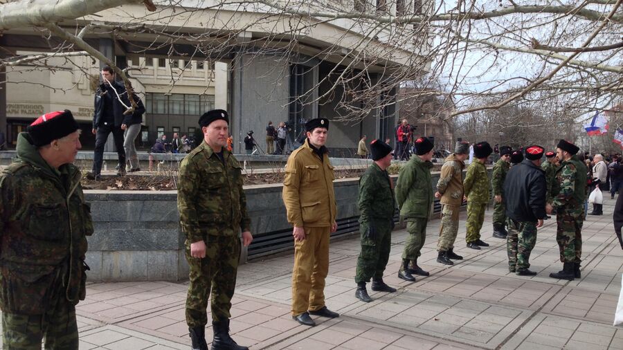 Пророссийские активисты на одной из улиц Крыма
