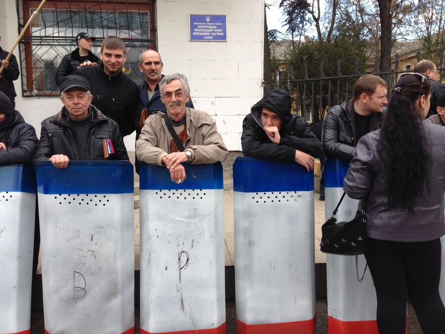 Пророссийские активисты на одной из улиц Крыма