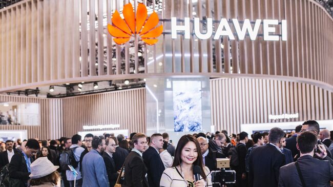 Логотип Huawei на выставке Mobile World Congress 2019 в Барселоне