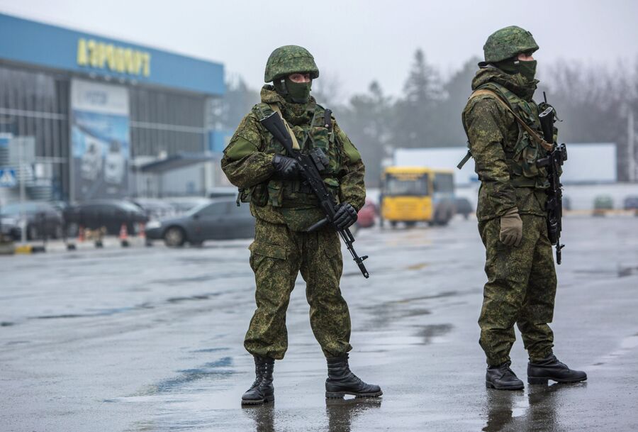Вооруженные люди у здания аэропорта Симферополя. 28 февраля 2014 года