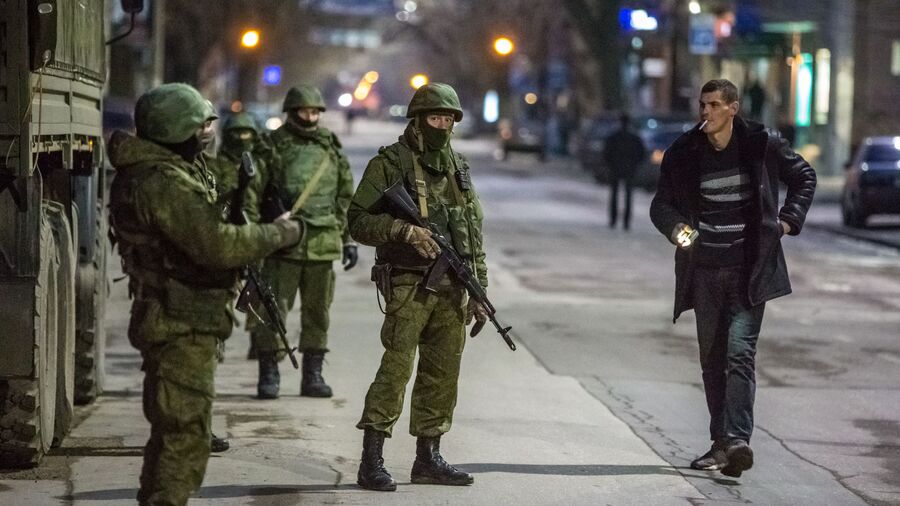 Военные на улице в Симферополе