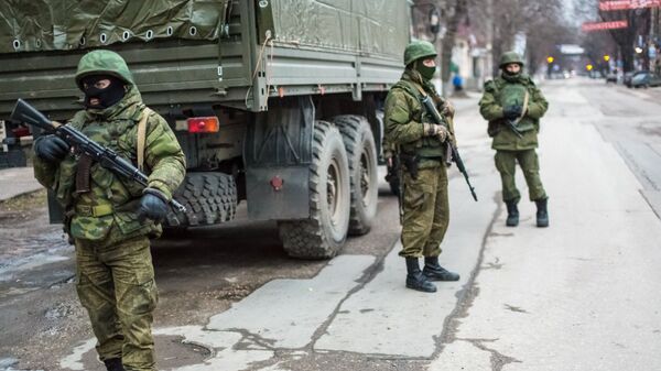 Военные на улице в Симферополе. 28 февраля 2014 года
