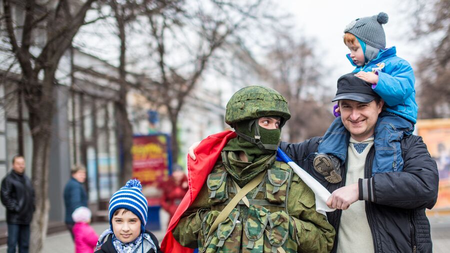 Жители Симферополя фотографируются с военным Жители Симферополя фотографируются с военным