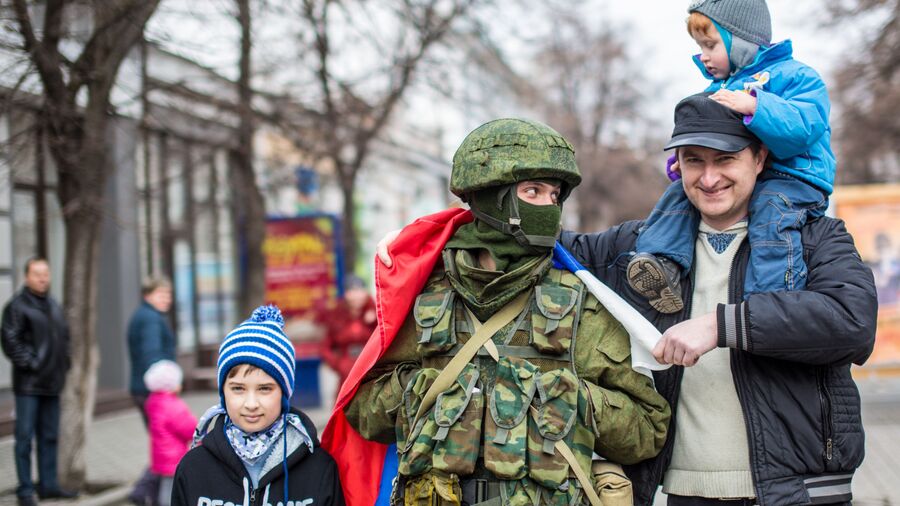Жители Симферополя фотографируются с военным. 1 марта 2014 года