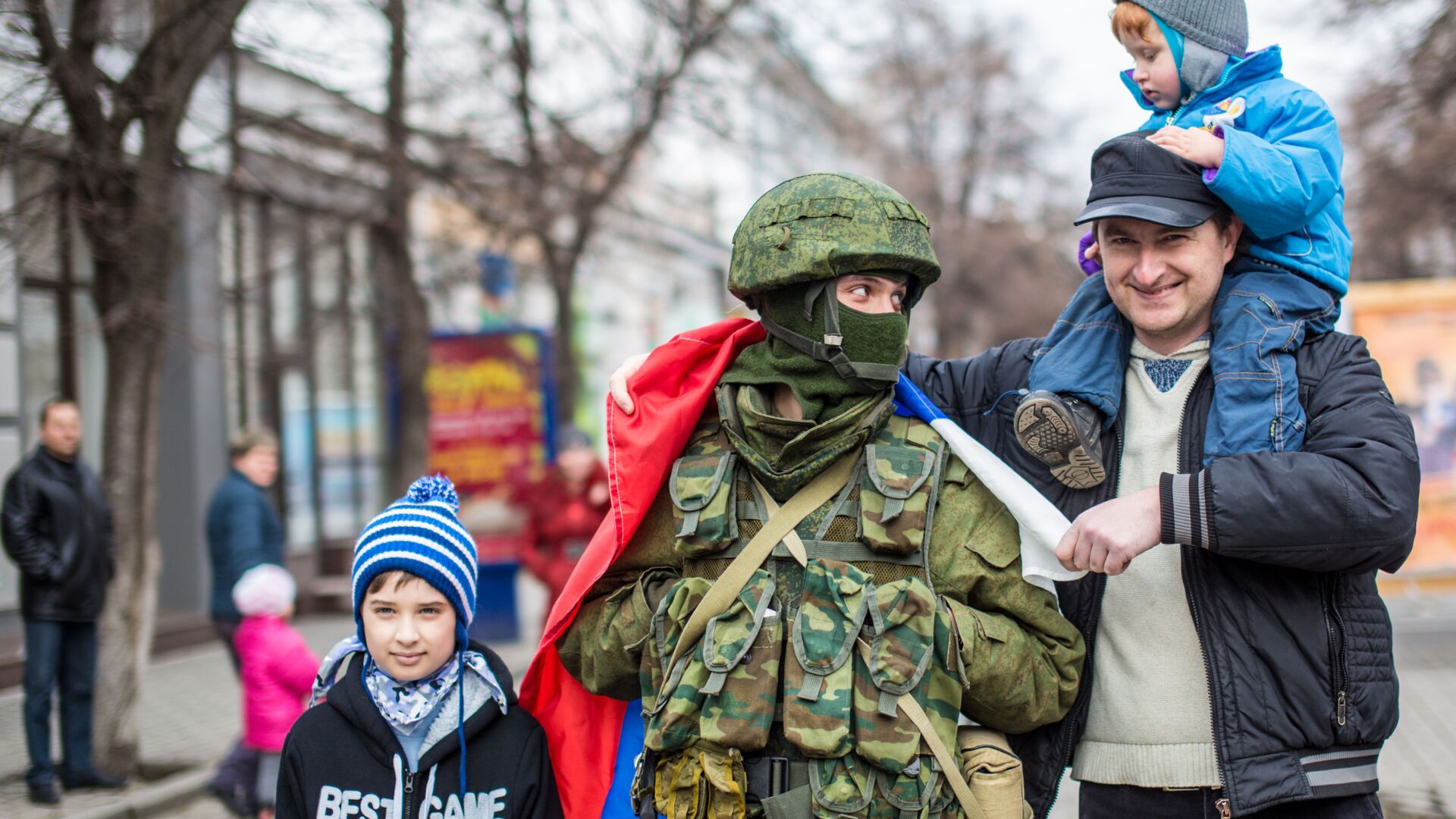 Жители Симферополя фотографируются с военным. 1 марта 2014 года - РИА Новости, 1920, 27.02.2024