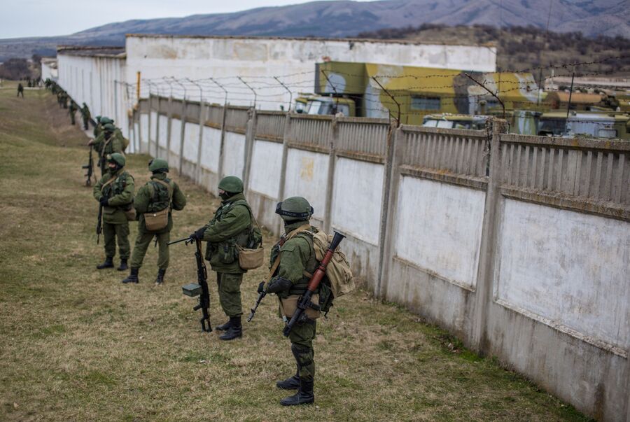 Военнослужащие у военной базы в селе Перевальное недалеко от Симферополя
